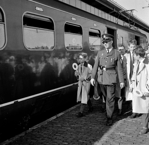 856328 Afbeelding van het vertrek van de schoolkinderen uit Meppel en Utrecht met een speciale trein na het bezoek aan ...